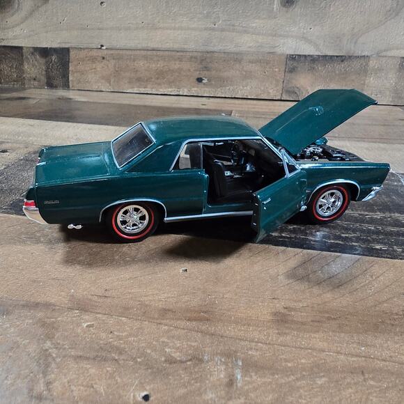 1965 Pontiac GTO Green Diecast Model Car 1:24 Scale - Picture 8 of 9